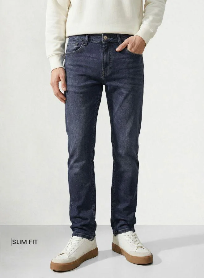 Men Slim Fit Solid Scoop Pocket Mid-Rise Jeans